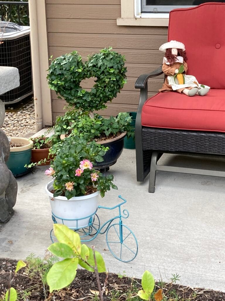 Small front yard filled with creativity on Cobblestone Court.