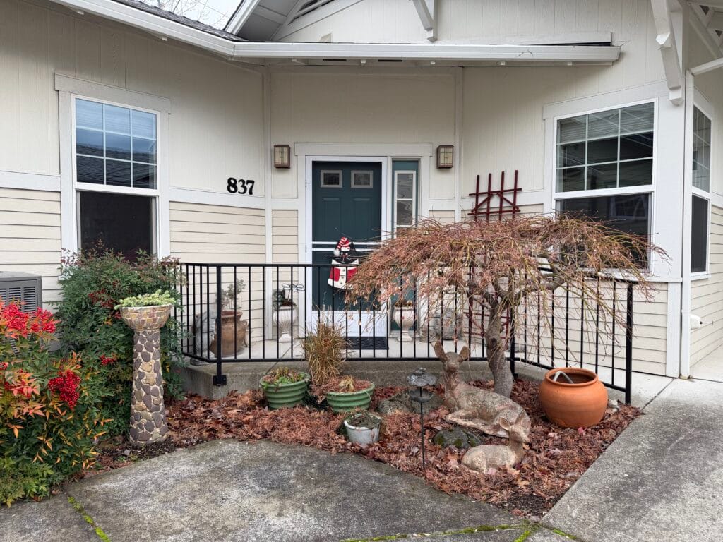 A pretty front entry on Mariposa Court.